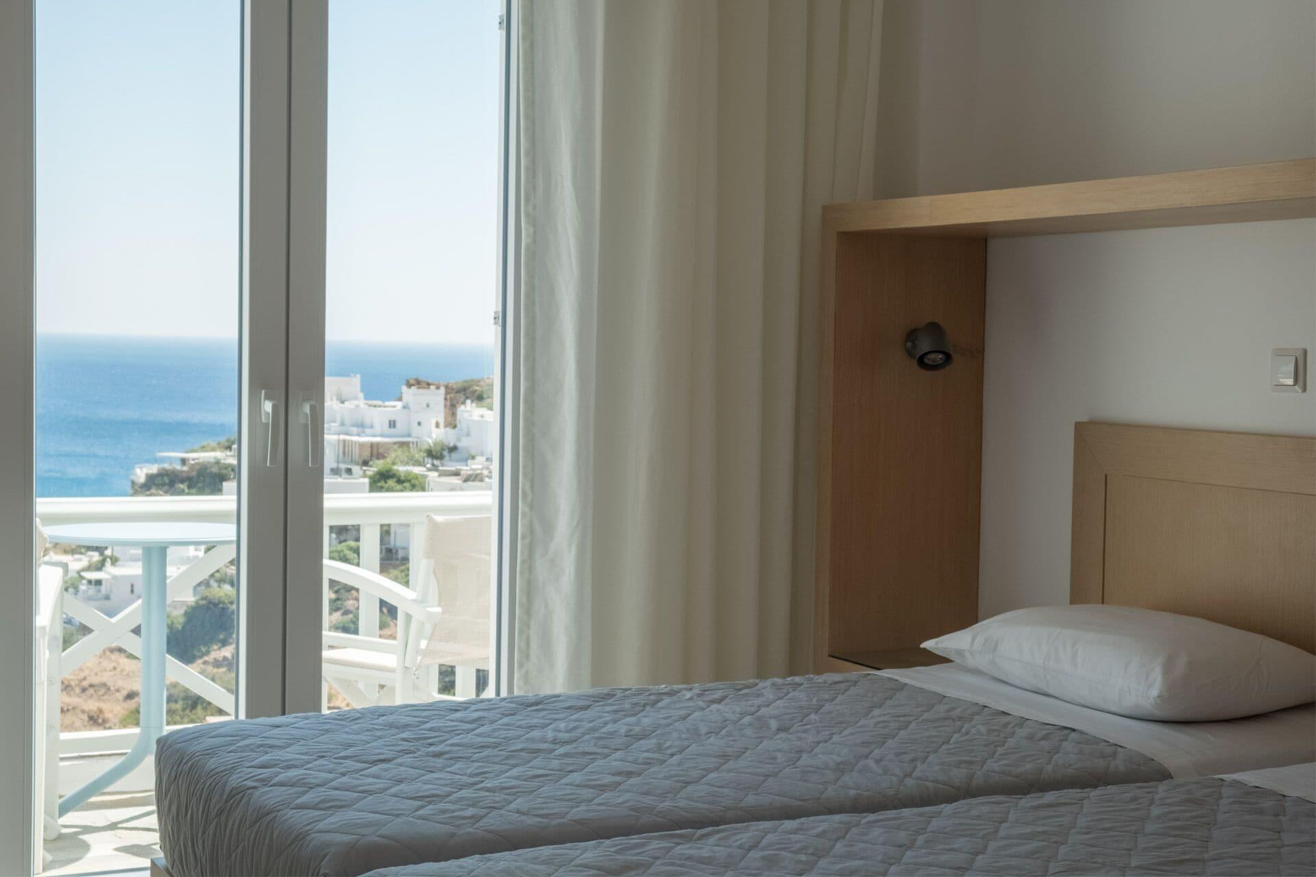 Far Out & Otel 3*