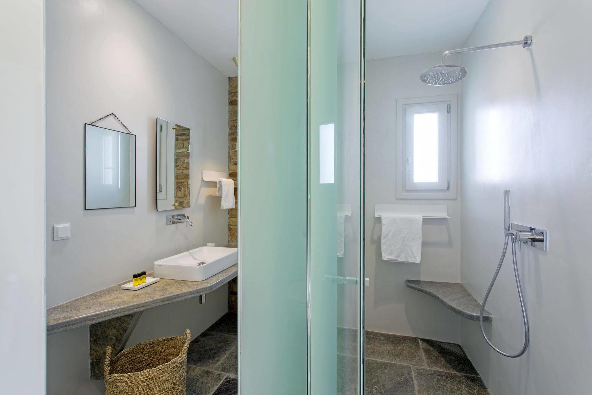 Otel Far Out & 3*